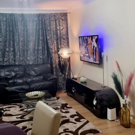 2 Bedroom Apartment - Greater London Dagenham Extérieur photo