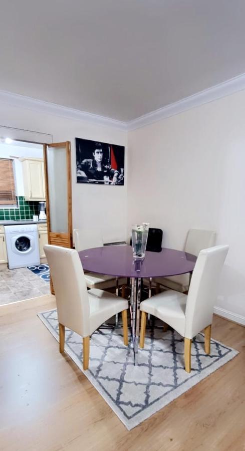 2 Bedroom Apartment - Greater London Dagenham Extérieur photo