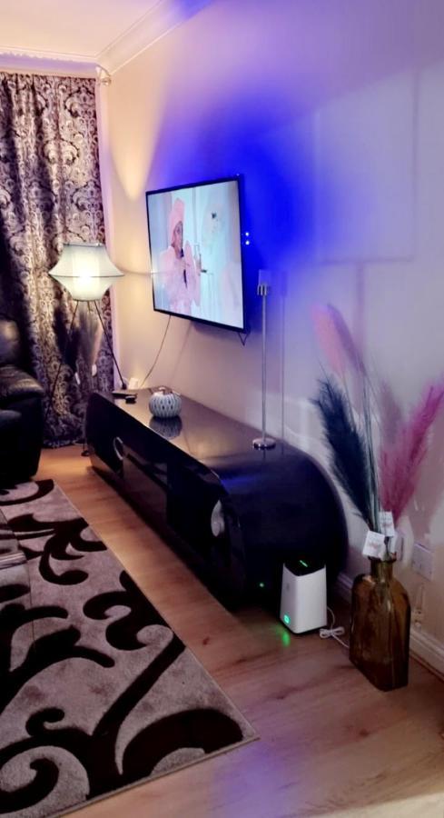 2 Bedroom Apartment - Greater London Dagenham Extérieur photo