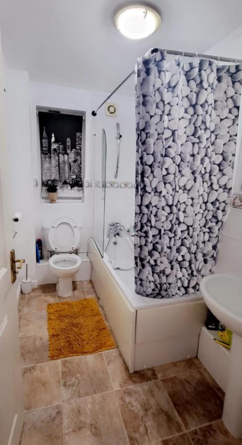 2 Bedroom Apartment - Greater London Dagenham Extérieur photo