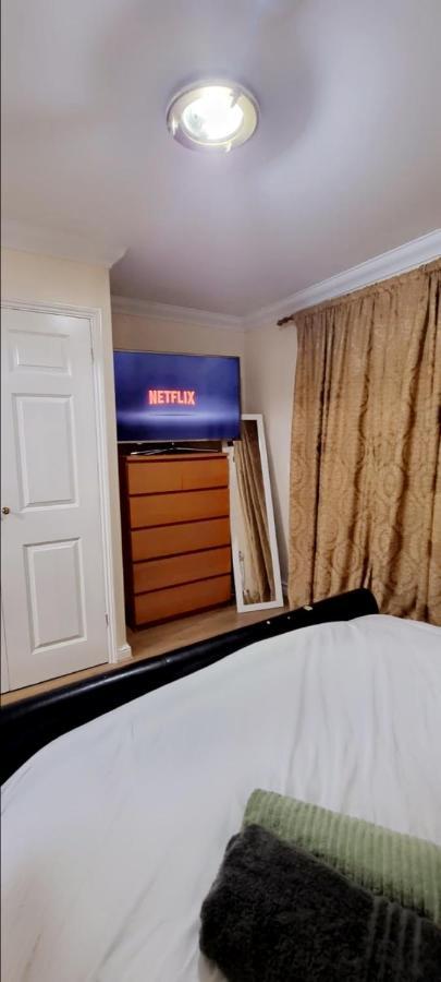 2 Bedroom Apartment - Greater London Dagenham Extérieur photo
