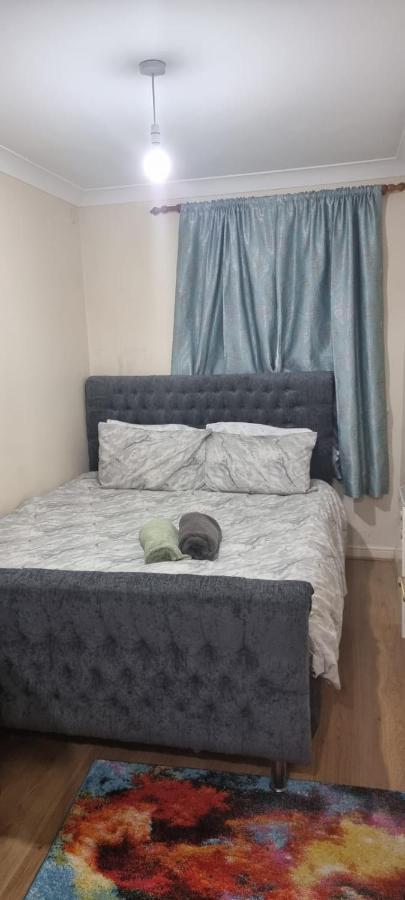2 Bedroom Apartment - Greater London Dagenham Extérieur photo
